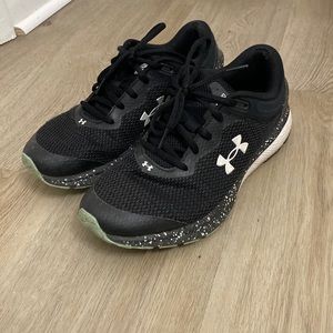 Woman’s under armor charged escape